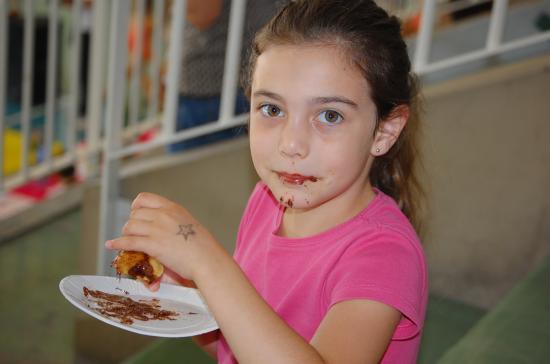 Lilou : Médaille d'Or de la plus grosse mangeuse de crêpe au Nutella dans les tribunes !!! :)